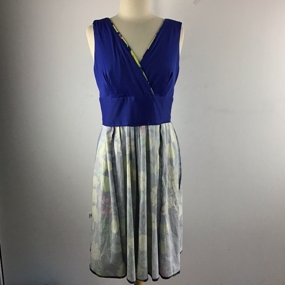 ROZ & Ali fit and flare, cross bodice, self tie box pleated skirt dress.… - Picture 7 of 12